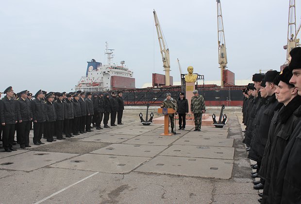 Фото с построения в Одессе: справа - одесский отряд, слева - севастопольцы, прибывшие после выхода из Крыма 