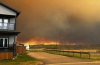 Канада евакуює жителів в провінції Альберта через лісову пожежу