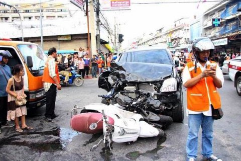 У Таїланді пікап врізався в групу мотоциклістів, є жертви