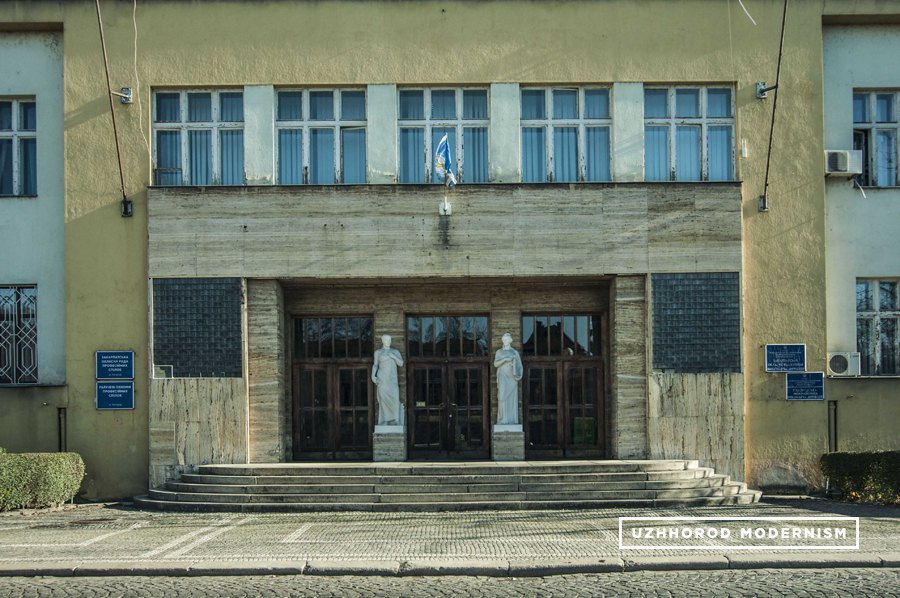 Будівля Краєвого суду Підкарпатської Русі була спроєктована у 1929 році Адольфом Лібшером.