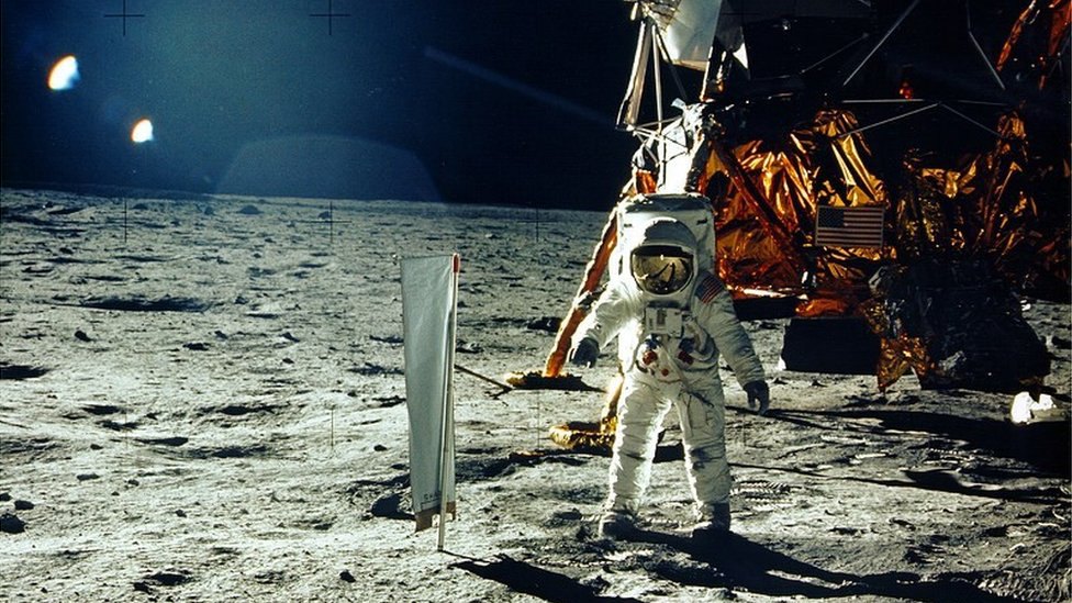 Ніл Армстронг під час місії <i>NASA</i> на Місяць <em>Apollo 11</em>: після чотирьох днів польоту 20 липня 1969 р. людина вперше ступила на поверхню Місяця.