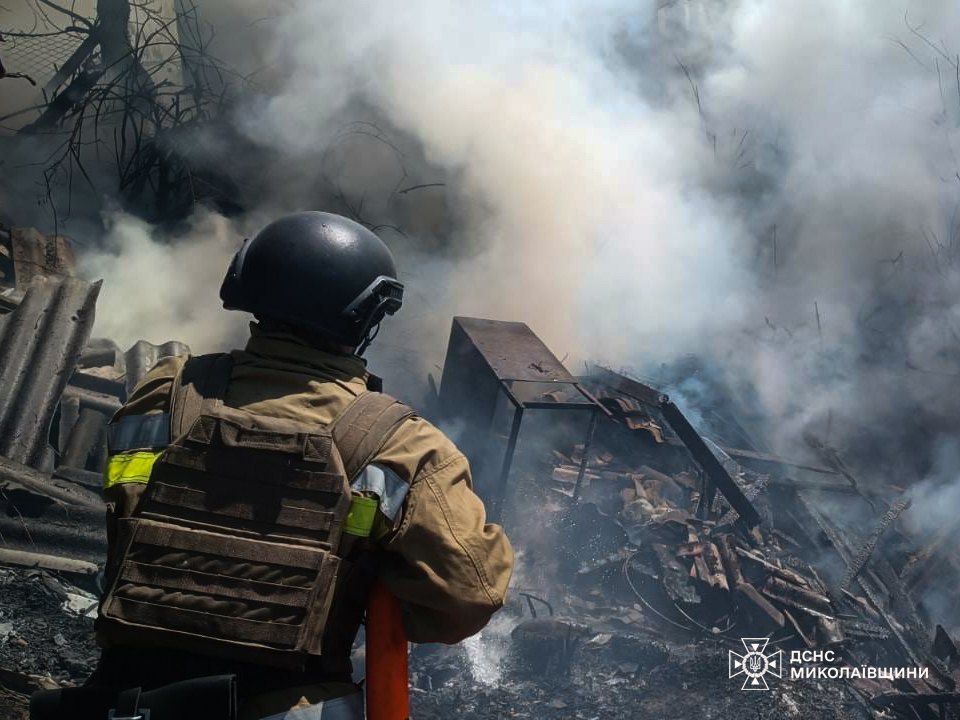 Гасіння пожежі після російського обстрілу Очакова на Миколаївщині 1 липня 2024 року
