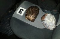 В Житомирской области задержали скупщика янтаря с уникальным камнем