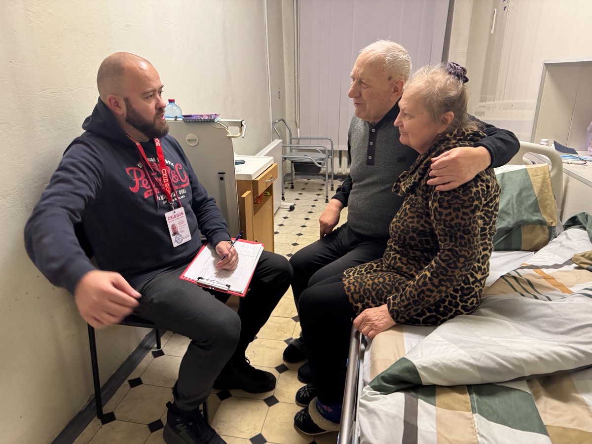 Психолог Олександр спілкується з подружньою парою з Покровська.