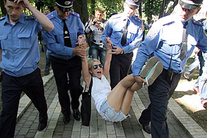 Милиция унесла активисток Femen с митинга