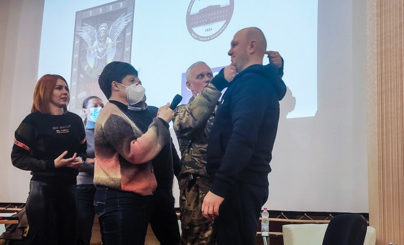 Віктор Борисович демонструє прийом самооборони . 