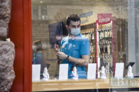 В Киеве посетителям магазинов запретили входить без масок, а продавцов обязали мерить перед работой температуру 