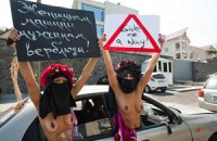 FEMEN потребовали от Саудовской Аравии пустить женщин за руль