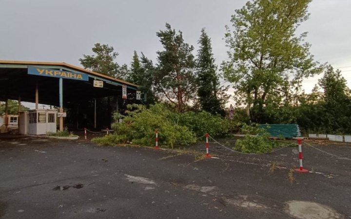 На ПП "Дзвінкове-Лонья" тимчасово зупинили пропуск через ліквідацію наслідків негоди