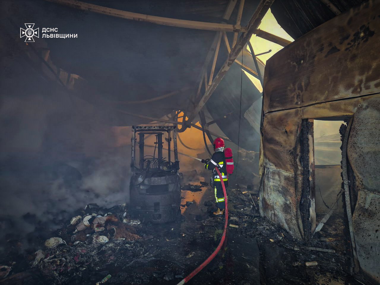 Рятувальник працює на об’єкті, пошкодженому внаслідок атаки РФ на Львівщину 19 листопада 2025. 