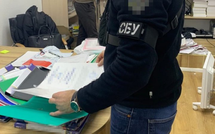 У Києві шахраї продавали російським та українським лікарям фейкові документи для “працевлаштування” в ЄС, – СБУ