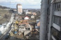 У Львові будівельний кран упав на житловий будинок