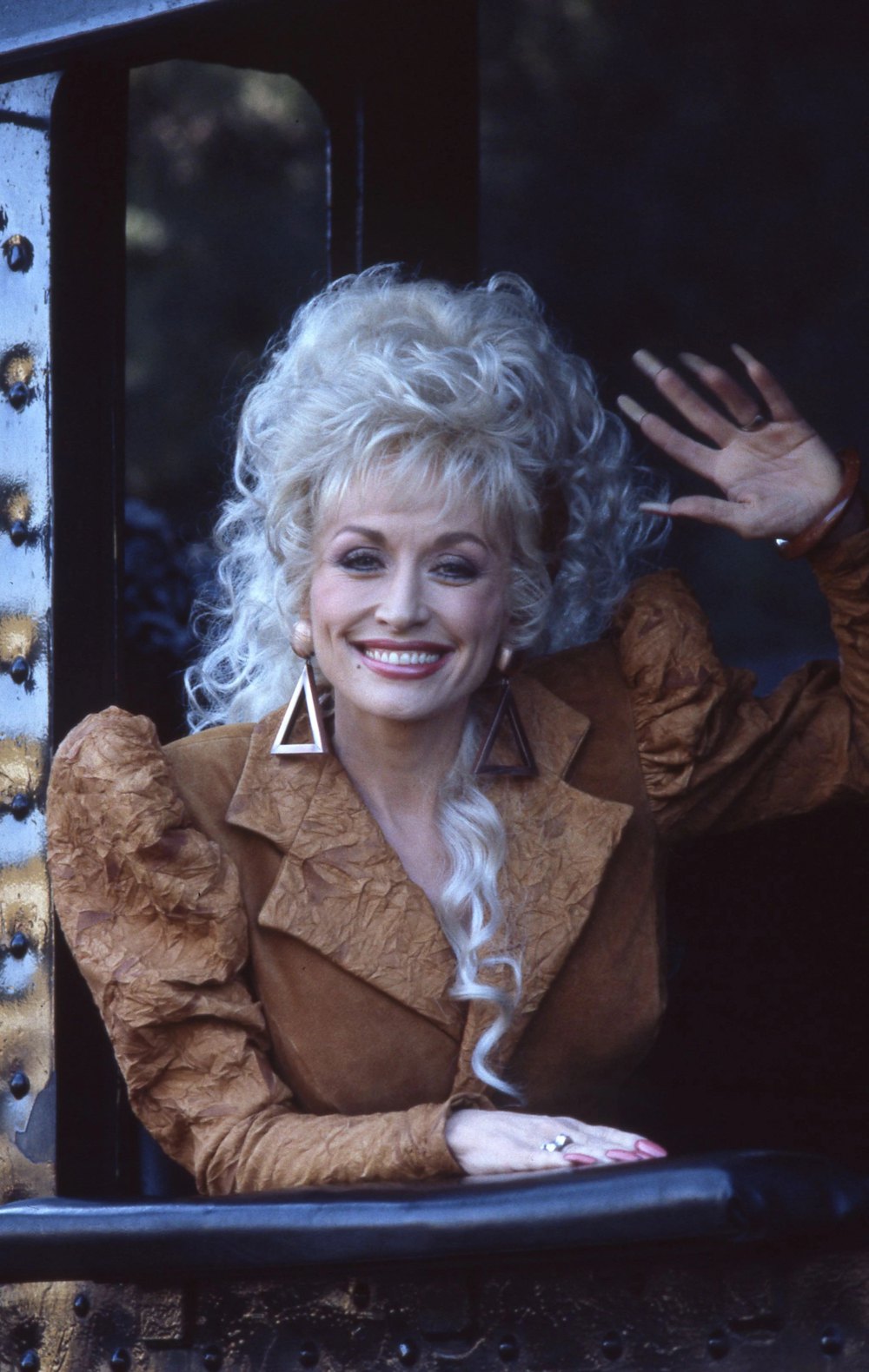 On the set of her variety show her variety show <i>Dolly</i> in 1987. The programme’s premiere was watched by 39 million viewers. At the time, this was the largest audience in the history of television series premieres.