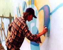 20-летний днепропетровчанин разрисовал граффити электричку «Харьков – Изюм»