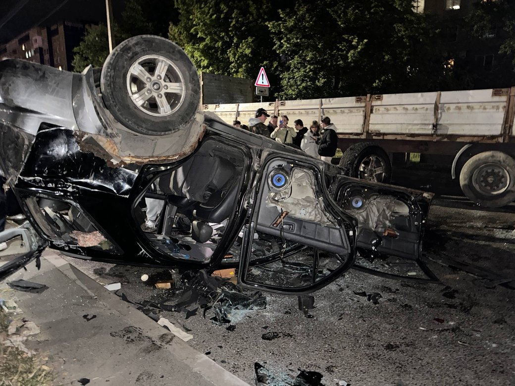 Пошкоджений службовий автомобіль після інциденту на Сихові 8 червня 2026 р. 