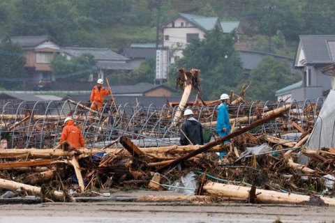 Жертвами наводнений в Японии стали уже 18 человек