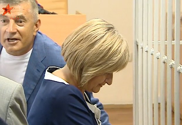 Супруга экс-министра после оглашения приговора наклонила голову и, кажется, проплакала несколько мгновений