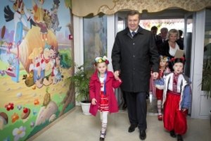 Янукович открыл детсад в Киевской области
