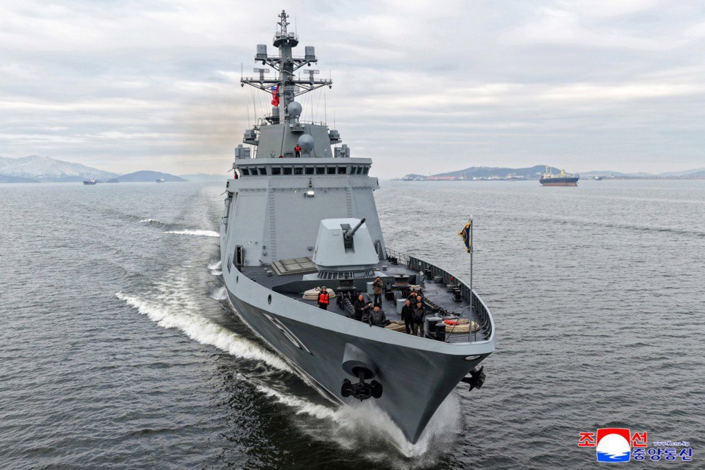 Лідер Північної Кореї Кім Чен Ин оглянув свій новий есмінець