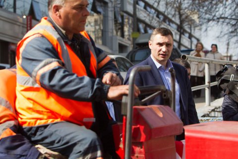 Кличко планує відремонтувати в Києві мінімум 300 км доріг