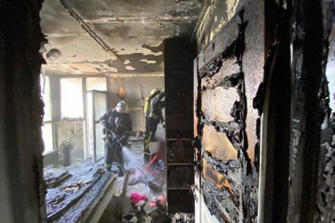 У Києві, намагаючись самостійно загасити пожежу в квартирі, постраждала 10-річна дівчинка