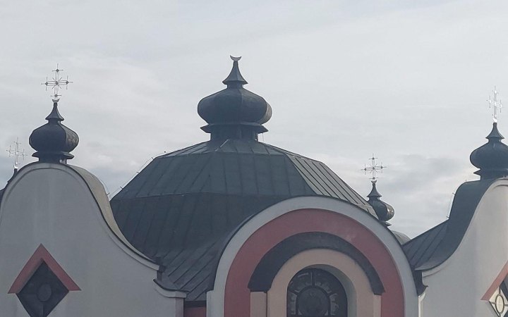 Невідомі пошкодили дах і зрізали хрест із храму УГКЦ у Польщі