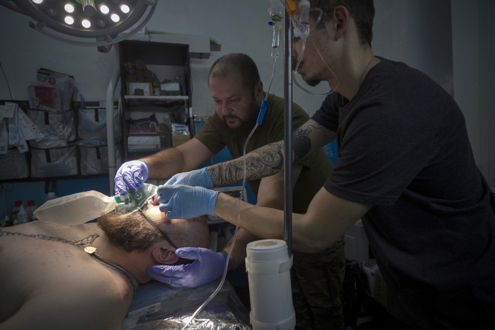 Військові медики надають допомогу пораненому бійцю на стабілізаційному пункті поблизу Бахмута, 9 вересня 2023 р.