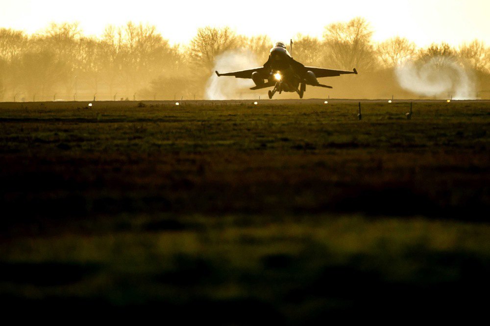 Реактивний винищувач F-16 Королівських ВПС Нідерландів приземляється на авіабазу у Волкелі, Нідерланди.