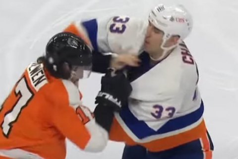 44-летний хоккеист "Нью-Йорк Айлендерс" избил соперника, жестко встретившего его одноклубника