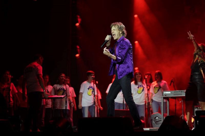 Два українські дитячі хори під час виступу разом з британським рок-гуртом 'Rolling Stones' на концерті у Відні.