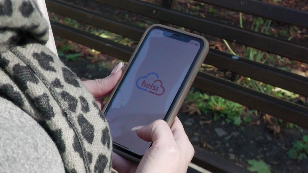  Харків'янка Ганна Феєр дивиться систему <i>Helsi</i>. 