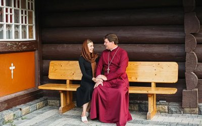 «Покликав заміж, але попередив, що я не буду на першому місці». Чому дівчата виходять заміж за священників 