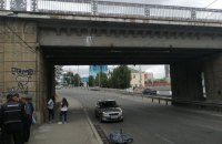 В Киеве с железнодорожного моста упал мужчина