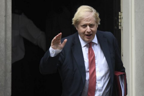 Прем'єр Британії назвав противників щеплень божевільними
