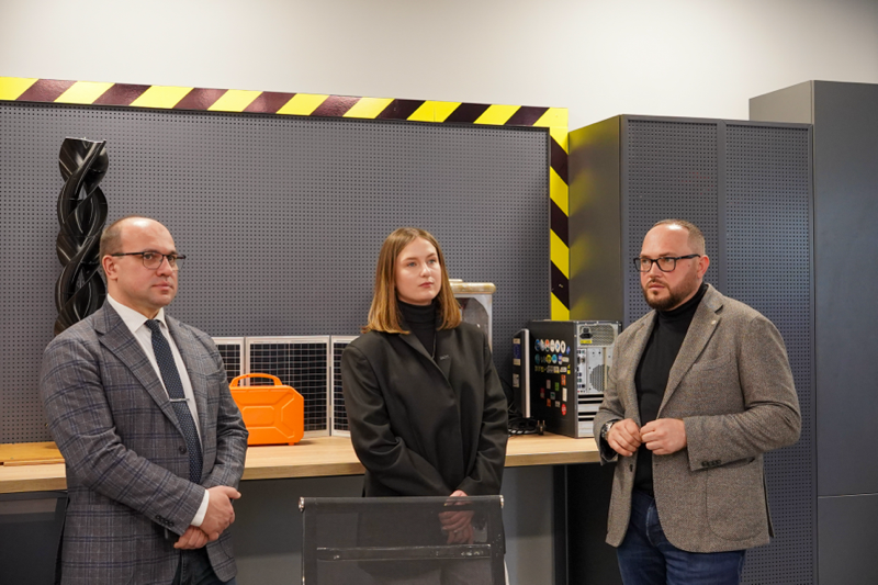 Денис Курбатов ( ліворуч)