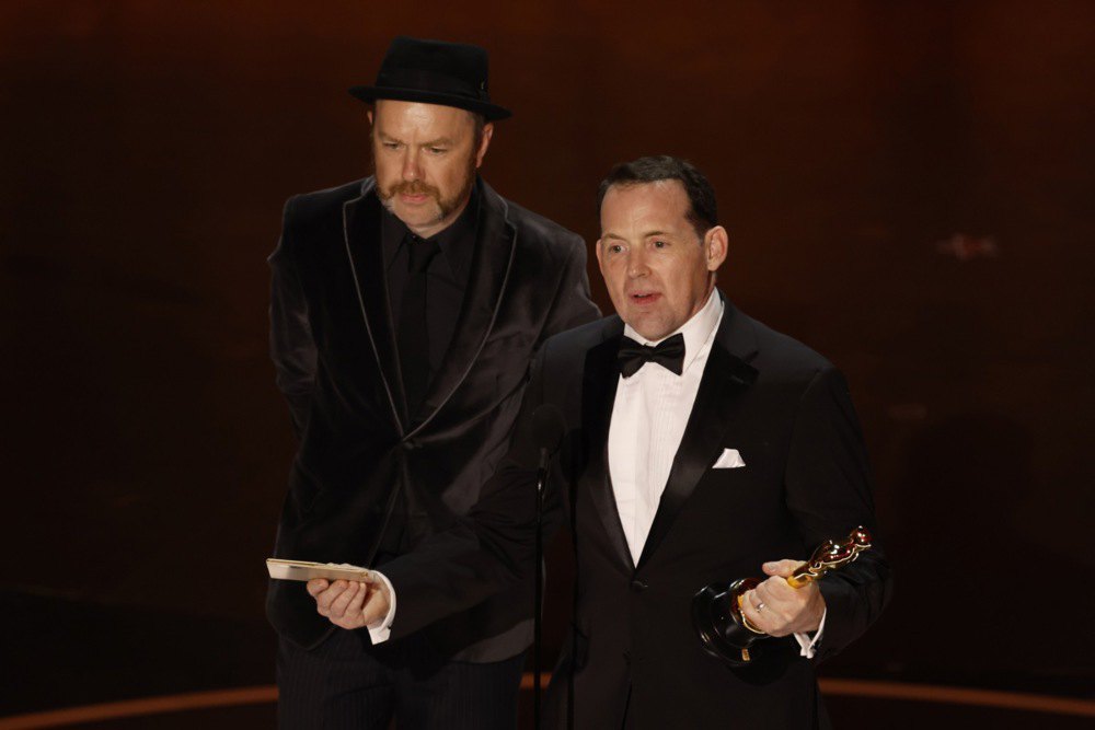 Джонні Берн (справа) і Тарн Віллерс (ліворуч) (фільм «Зона інтересу» Джонатана Глейзера) після вручення «Оскара» за найкращий звук, Лос-Анджелес, 10 березня 2024 року.