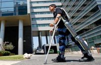 Роботизированный костюм позволяет парализованным людям двигаться 