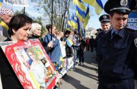 Под харьковским судом традиционно собрались сторонники и противники Тимошенко