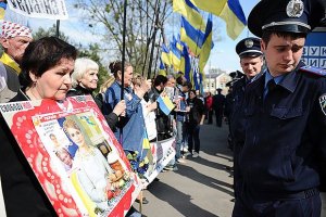 Под Харьковским судом проходит митинг