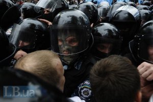 Депутаты подрались под Украинским домом с "Беркутом"