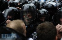 Депутаты подрались под Украинским домом с "Беркутом"