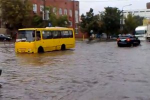 У районі Оболоні через зливи затопило вулицю