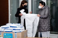 Марина Порошенко передала 200 защитных костюмов и 100 противовирусных очков в Киевскую городскую клиническую больницу №12