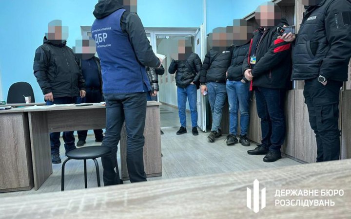 На Буковині судитимуть посадовців митниці і правоохоронця, які покривали контрабанду електронних цигарок 