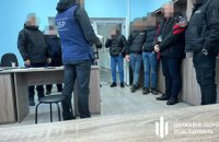 На Буковині судитимуть посадовців митниці і правоохоронця, які покривали контрабанду електронних цигарок 