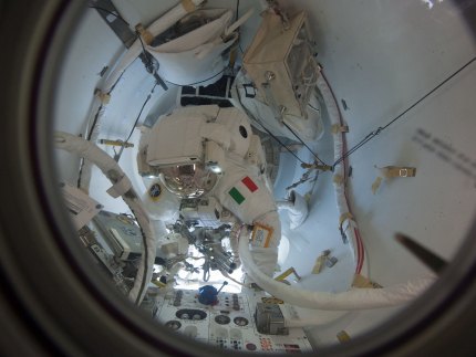 Астронавты готовятся к выходу в открытый космос