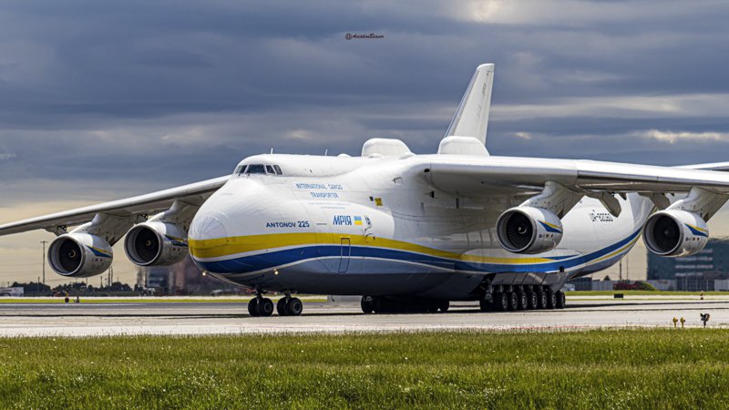 Найбільший у світі вантажний літак Ан-225 ‘Мрія’ в Анкориджі після транспортування медичних товарів з Китаю до Канади