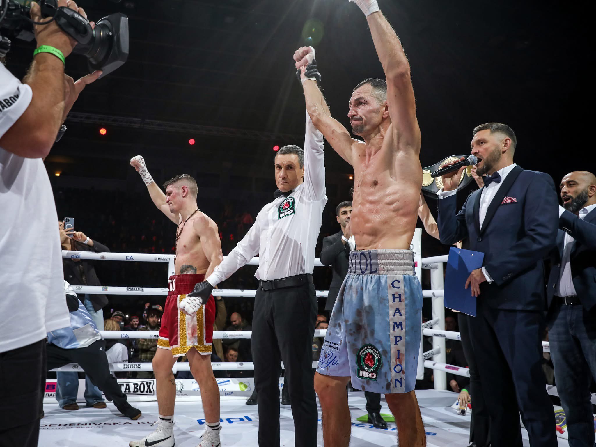 Віктор Постол переміг у бою