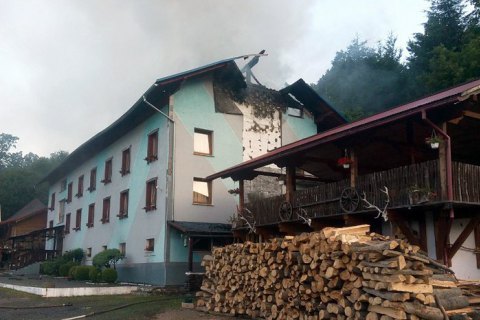 На Закарпатье произошел крупный пожар в отеле, где отдыхали 77 детей