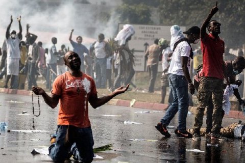 В Габоне протестующие подожгли здание парламента 